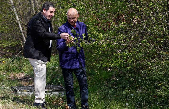 Guy Lassausaie dans un verger