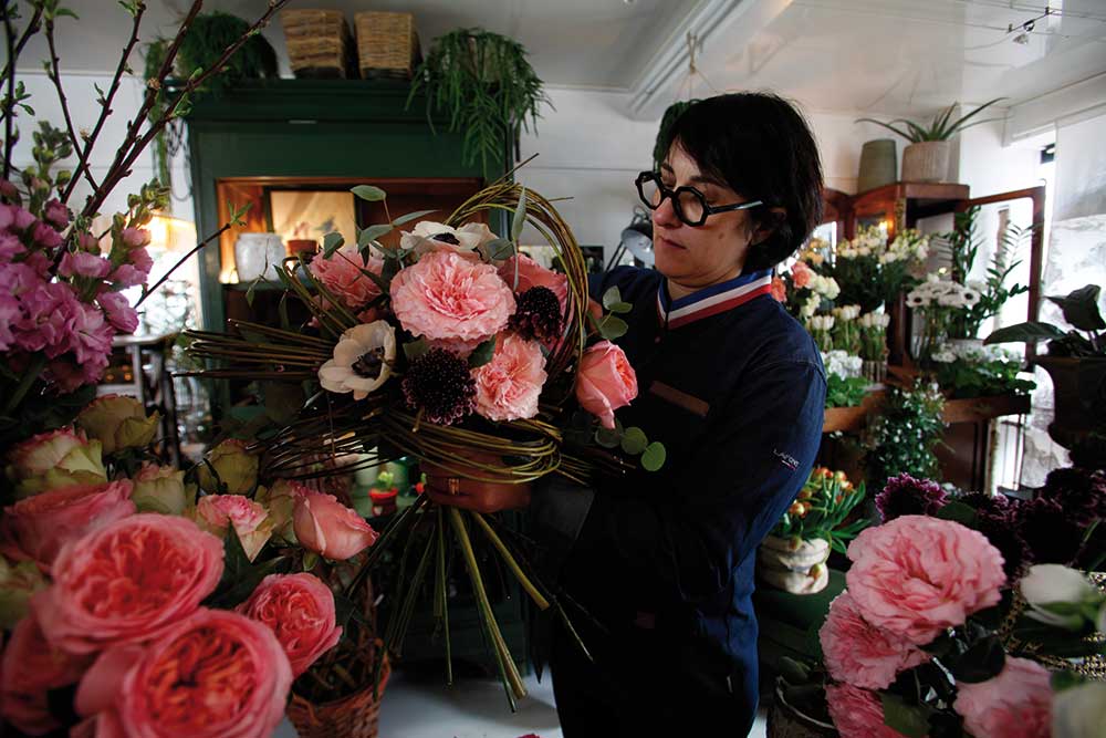 Isabelle Brethomet est en train de concevoir un bouquet