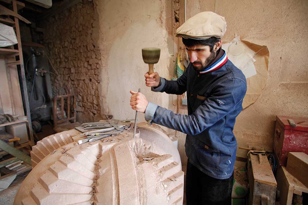 Léo Cappucio travaillant la pierre