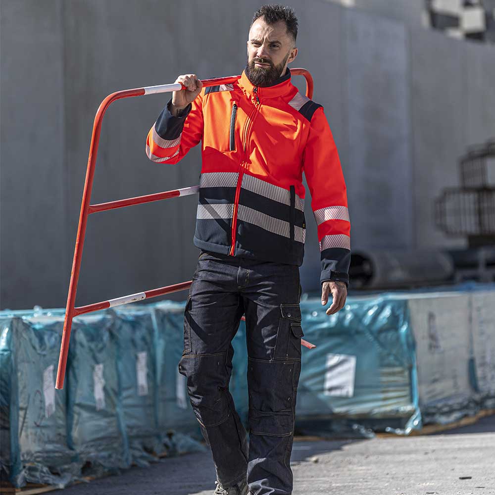 Homme sur un chantier portant une parka modulable haute visibilité