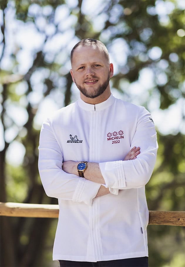 Brandon Dehan portant une veste Michelin