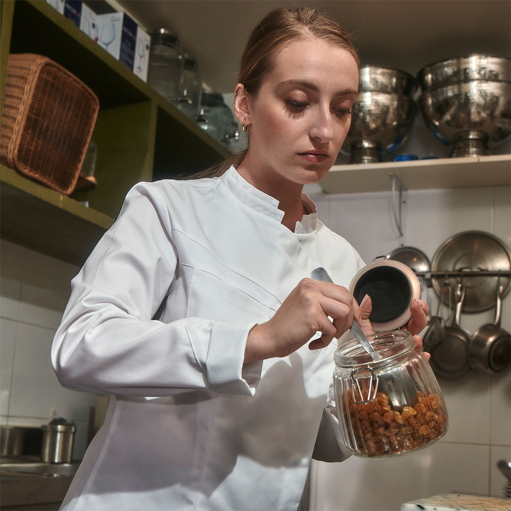 Veste de cuisine Nutmeg Lafont dans la cuisine de l'hôtel Bienvenue, Paris