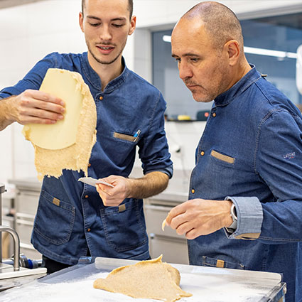 Cuisiniers en vestes de cuisine en jean