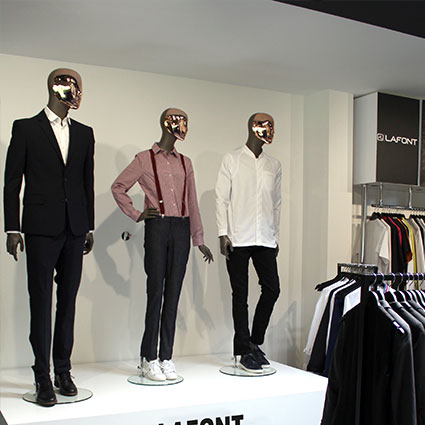 Mannequins en tenues Lafont dans le showroom