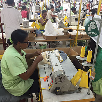 Travailleuse dans une usine Lafont à Madagascar