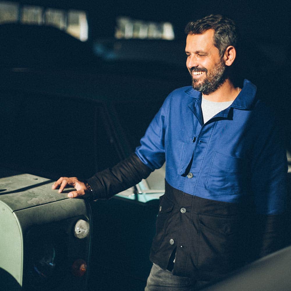 Tiago Freixo in einer Jacke von Samit Lafont 1844 x Louis-Marie de Castelbajac