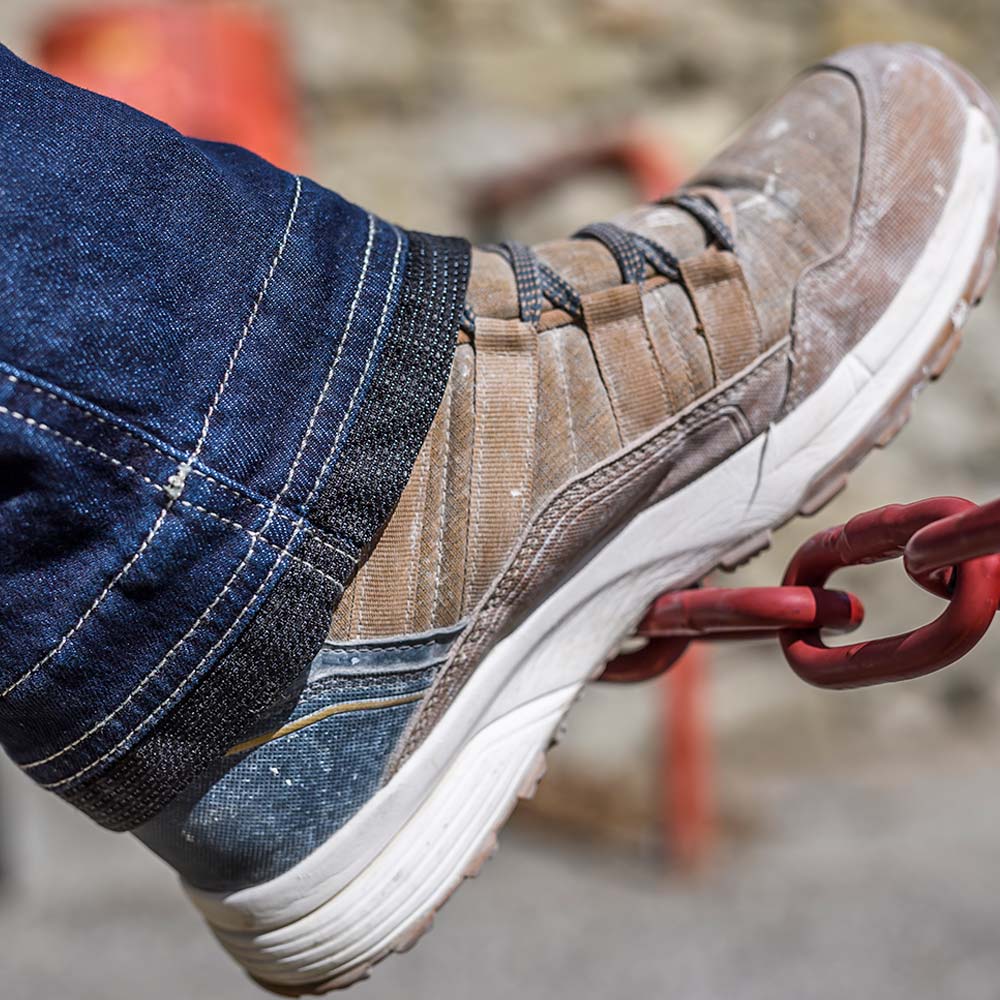 Zoom sur le bas de jambe du pantalon de travail RULER.LJ en jean
