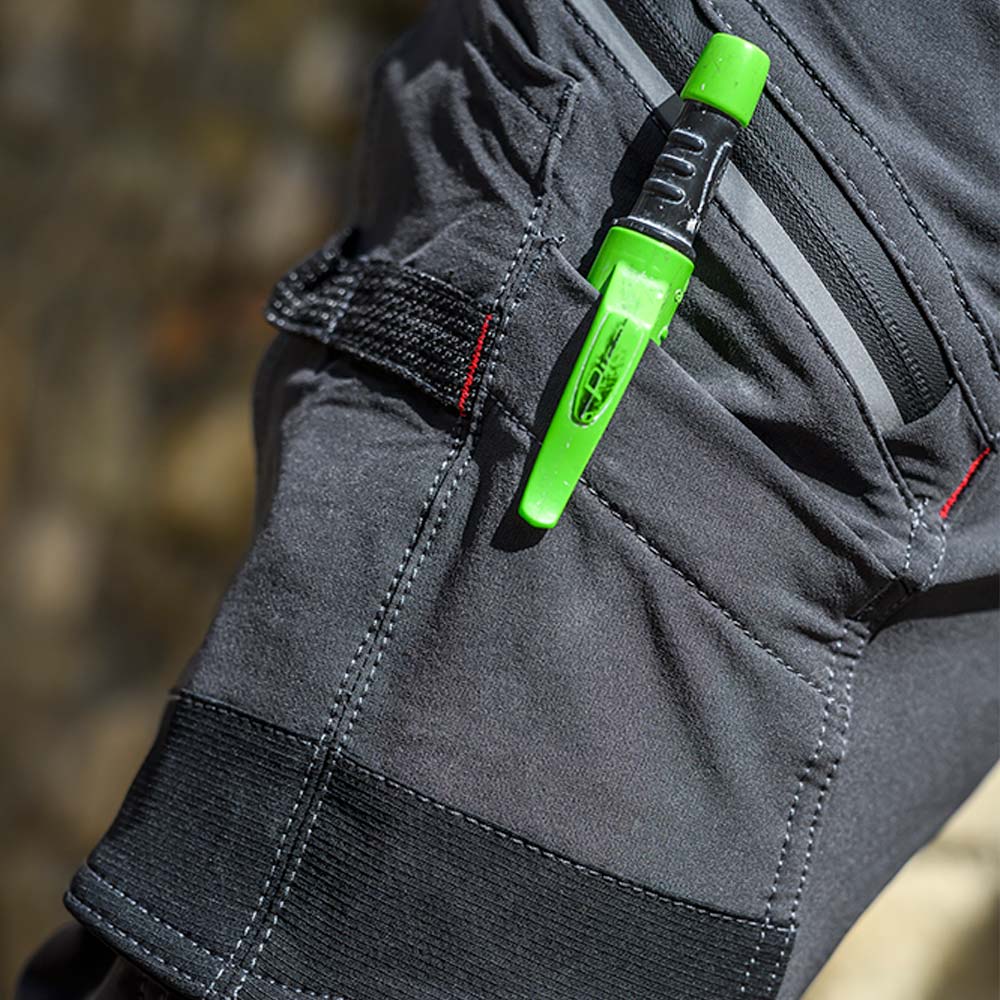 Zoom poche stylo Pantalon RULER homme charcoal noir.