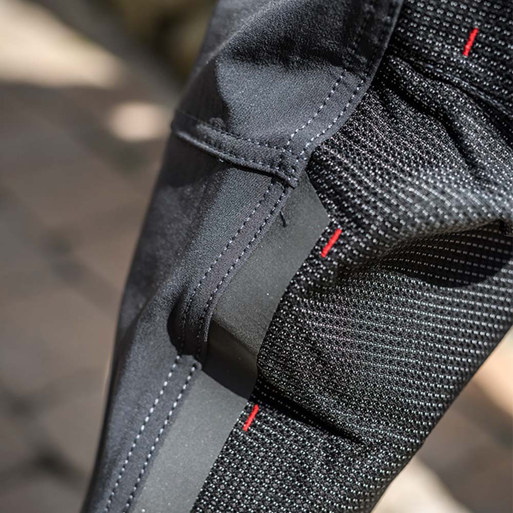 Zoom genou Pantalon RULER homme charcoal noir.
