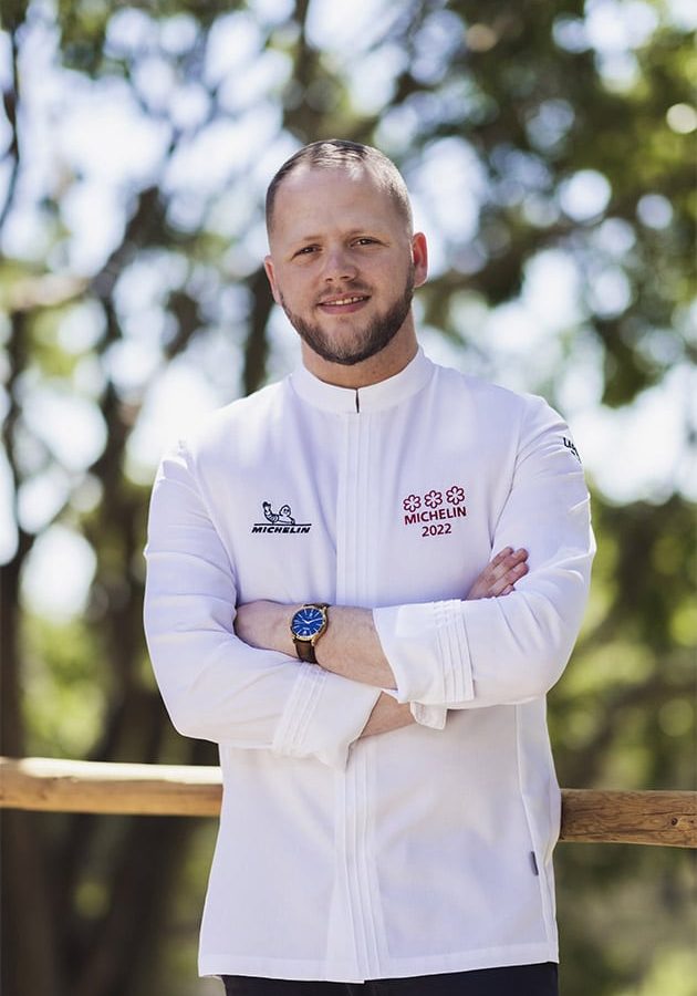 Brandon Dehan portant une veste Michelin